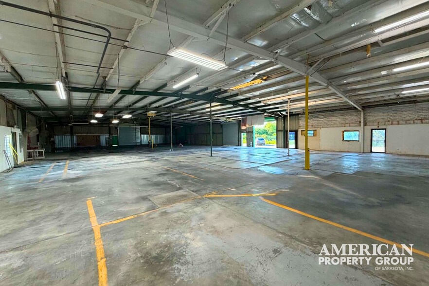 More Photos Of 6805 33rd St E, Sarasota Warehouse For Lease