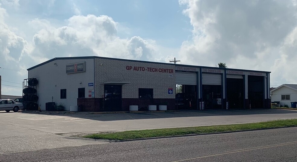 More Photos Of 200 Daniel Moore St, Portland Auto Repair For Sale