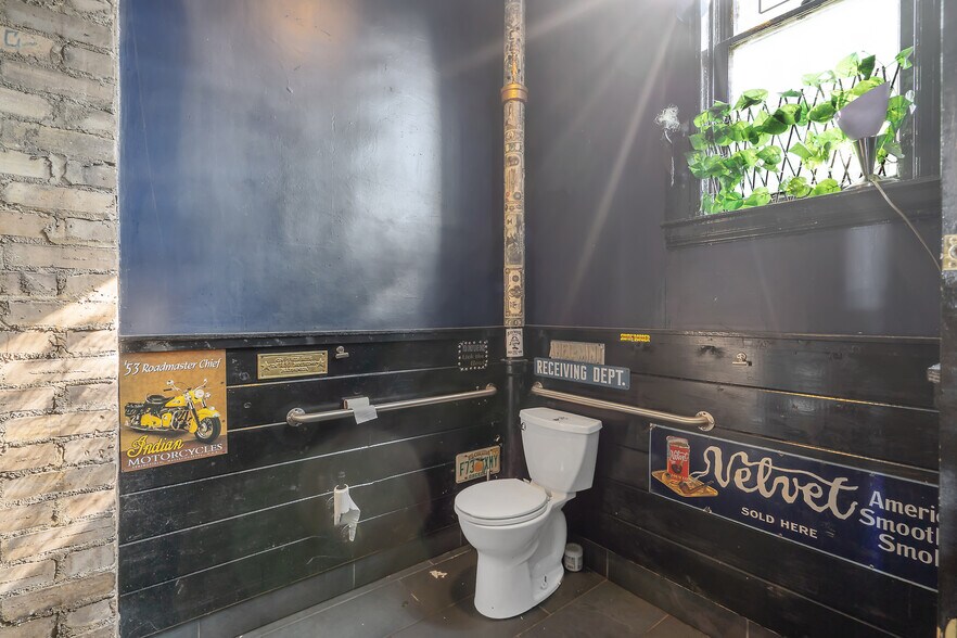 More Photos Of 363 W Seneca Tpke, Syracuse Bar For Sale