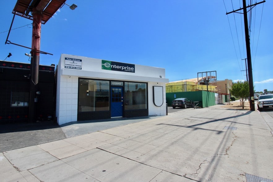 More Photos Of 22840 Ventura Blvd, Woodland Hills Storefront For Lease