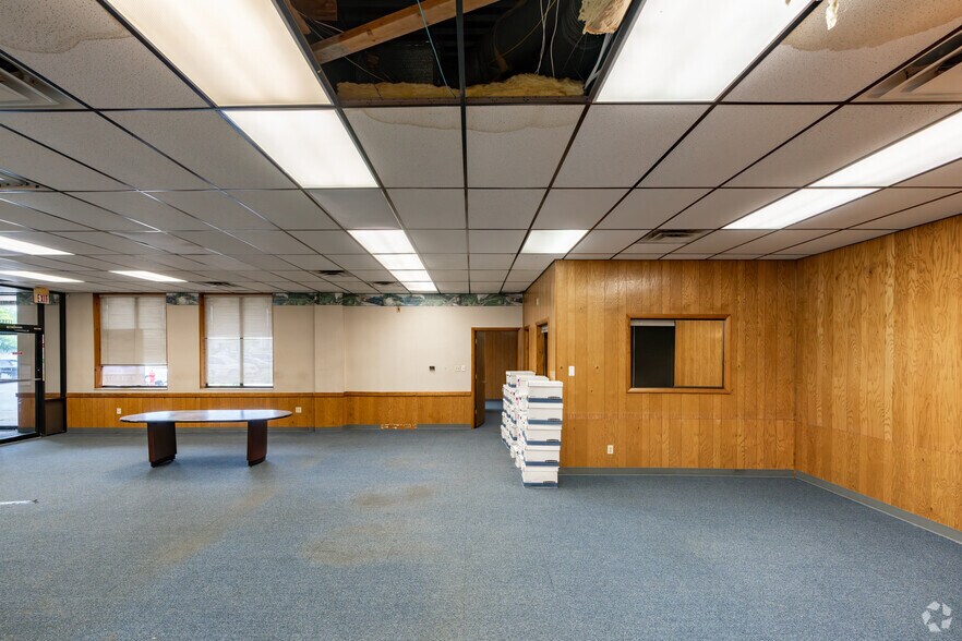 More Photos Of 11956-11972 N Saginaw St, Mount Morris General Retail For Sale