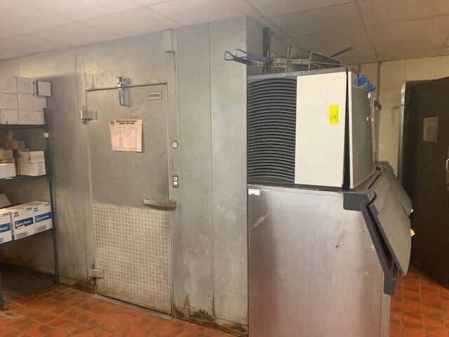More Photos Of 909 N West Ave, Sioux Falls General Retail For Sale