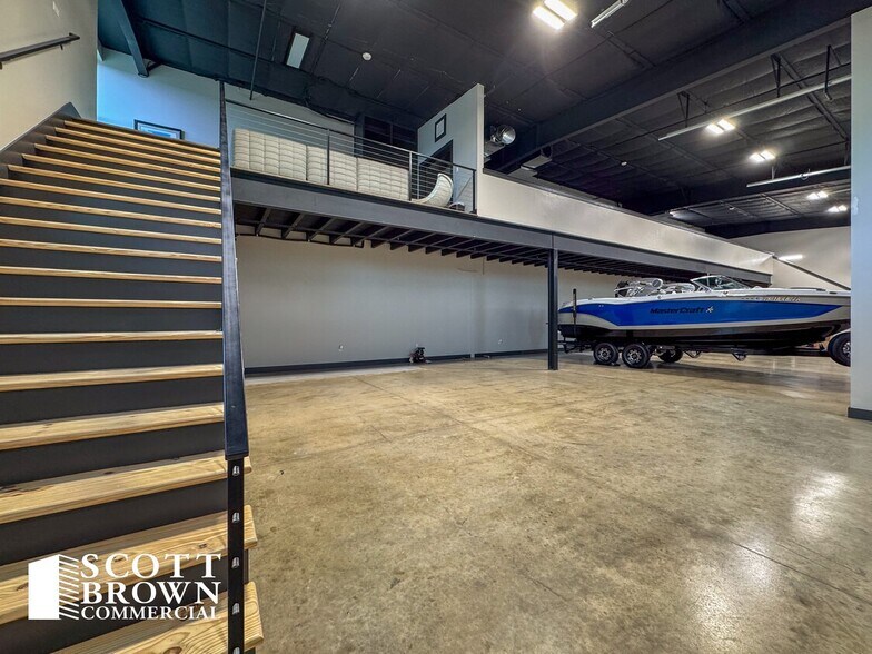 More Photos Of 1725 N Hwy 377, Roanoke Warehouse For Lease