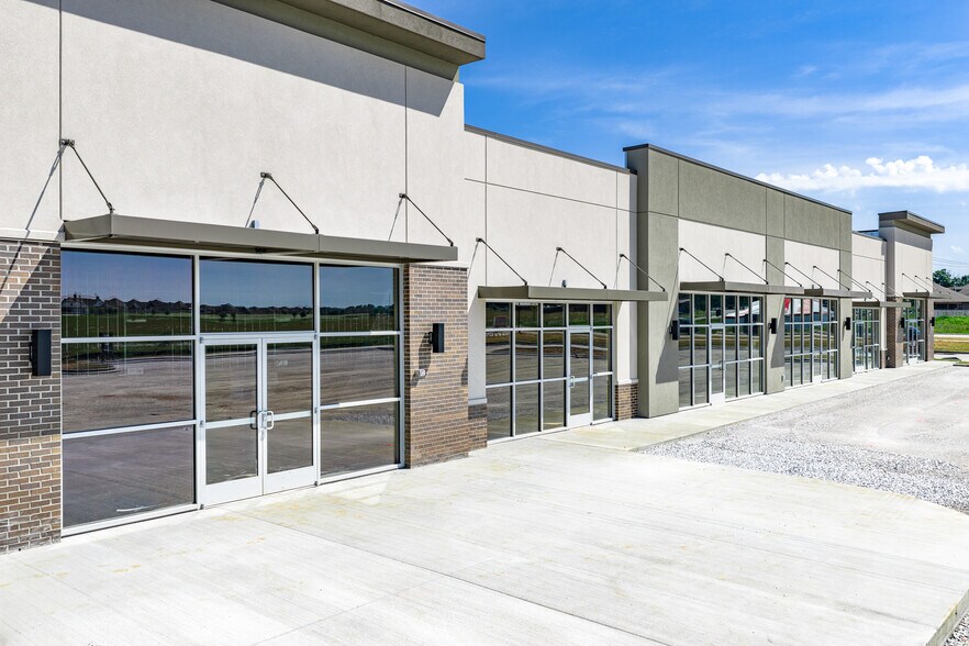More Photos Of 10514-10524 E AR 72 Hwy, Pea Ridge Showroom For Lease