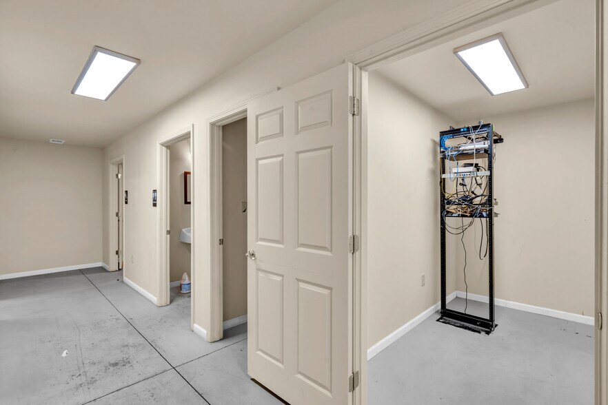 More Photos Of 368 Nike Rd, Jeffersonville Distribution For Sale