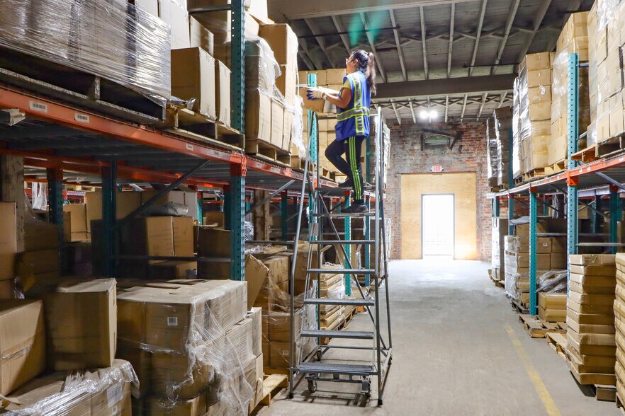 More Photos Of 827 Douglas Ave, Portsmouth Warehouse For Lease