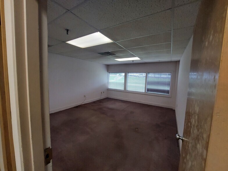 More Photos Of 1 Balcrank Way, Weaverville Warehouse For Lease