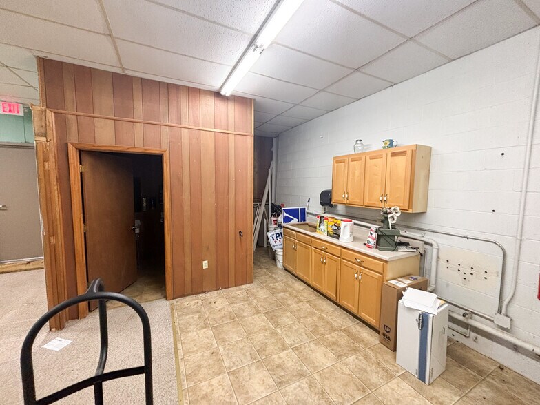 More Photos Of 304 E Jackson St, Willard Unknown For Lease