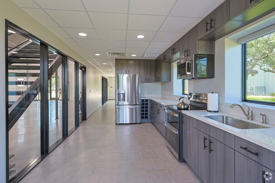 More Photos Of 113 Cantera Way, Georgetown Light Distribution For Lease
