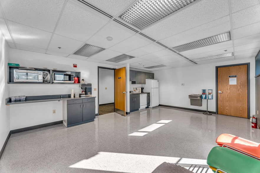 More Photos Of 400 SE Jefferson St, Topeka Flex For Sale