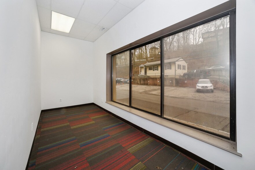 More Photos Of 7-11 Legion Dr, Valhalla Medical For Lease