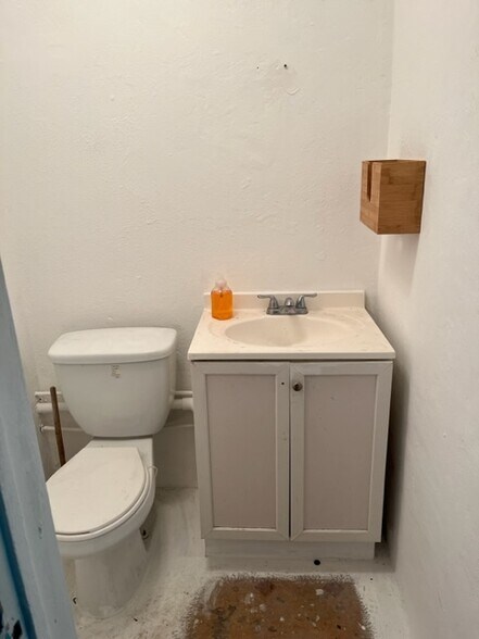 More Photos Of 2400 25th St N, Saint Petersburg Office For Sale