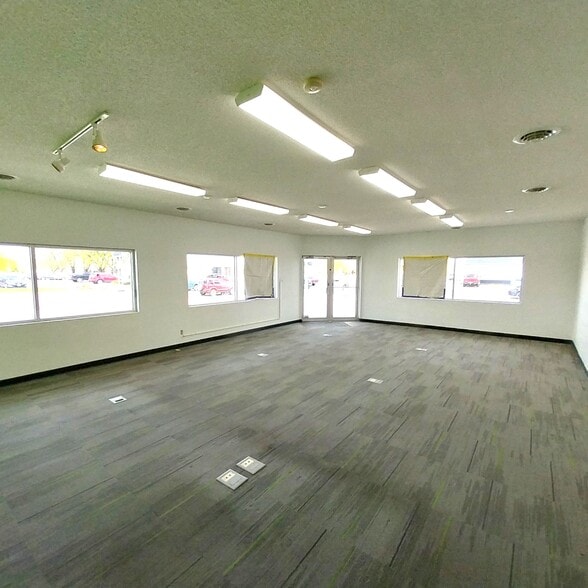 More Photos Of 202 W 27th St, Scottsbluff Freestanding For Sale