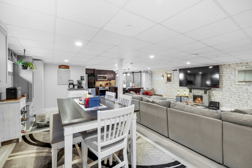 More Photos Of 300 Riverside Ave, Bristol Manufacturing For Sale