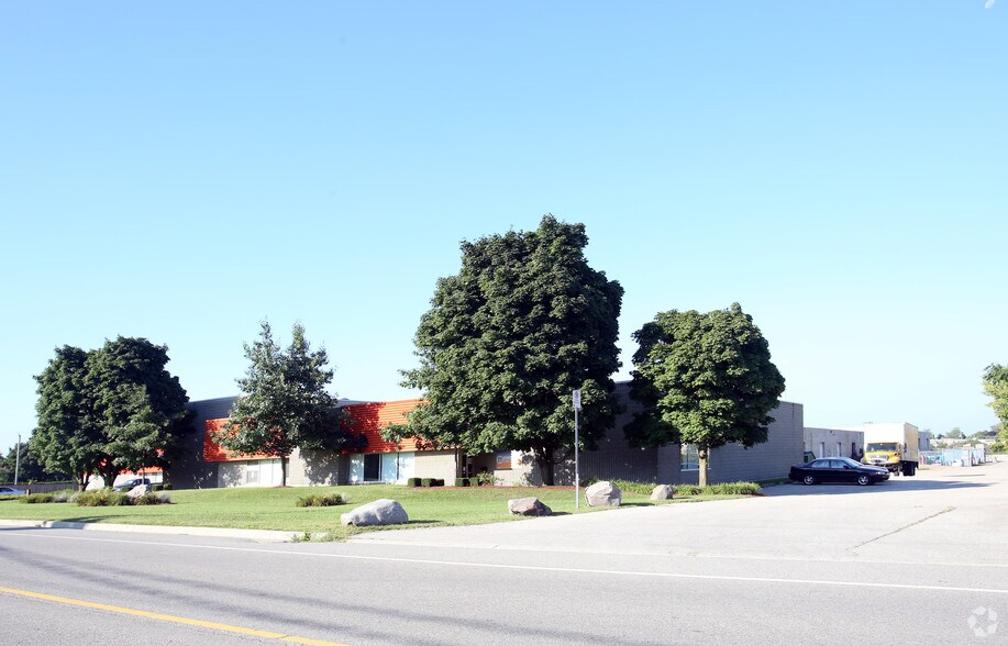 More Photos Of 1600 Industrial Rd, Cambridge Warehouse For Lease
