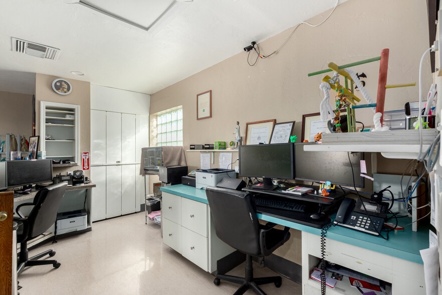 More Photos Of 20 W Dunlap Rd, Phoenix Veterinarian Kennel For Sale