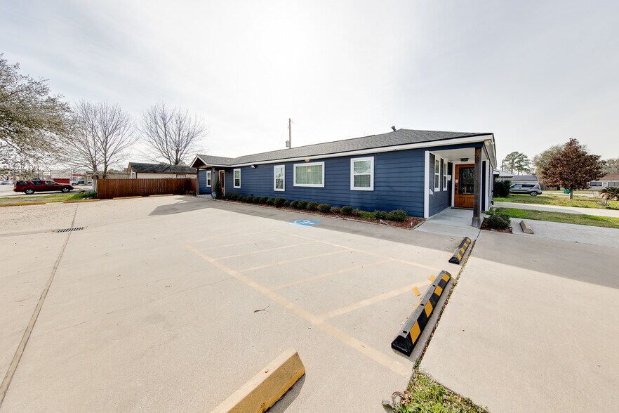 More Photos Of 2208 Strawberry Rd, Pasadena Office Residential For Sale