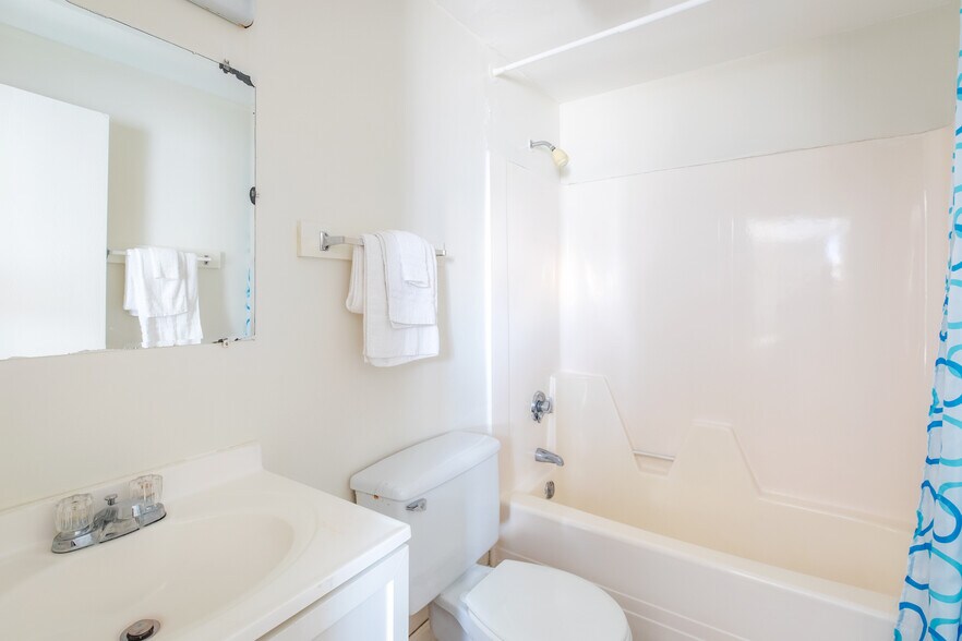 More Photos Of 198 Ashworth Ave, Hampton Hotel For Sale