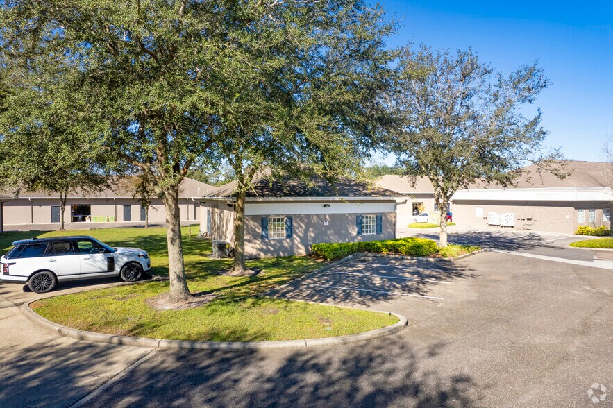 More Photos Of 1073 E Brandon Blvd, Brandon Office For Lease
