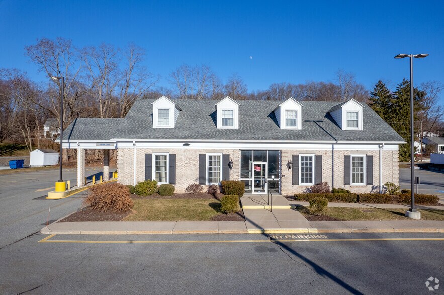 More Photos Of 1975 Mendon Rd, Cumberland Bank For Lease