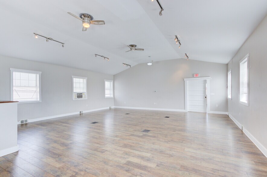 More Photos Of 2520 Rochester Rd, Royal Oak Office For Lease