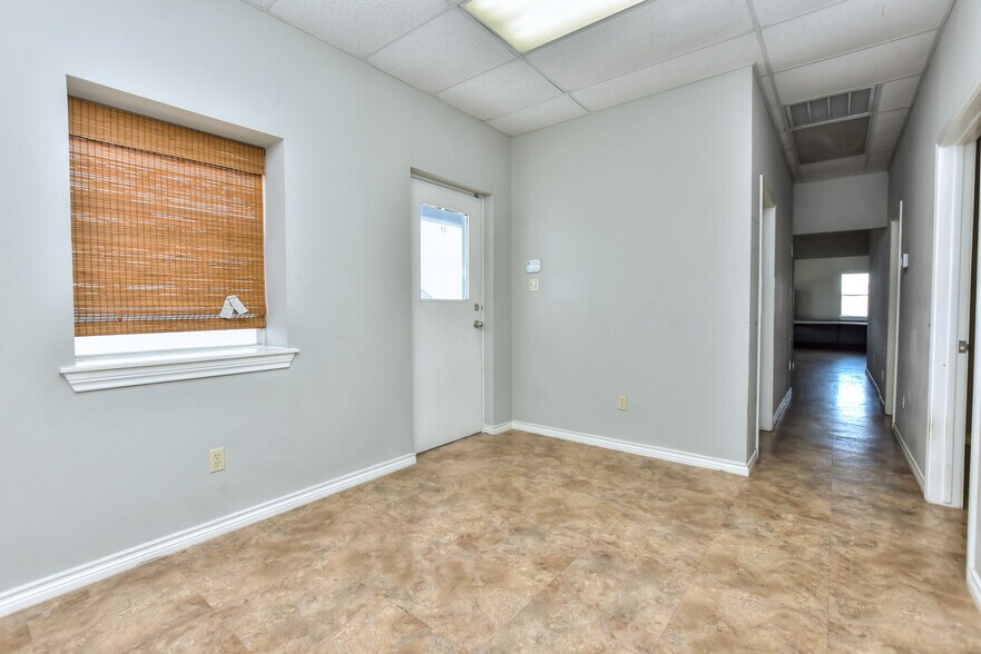 More Photos Of 4159 E University Ave, Georgetown Light Manufacturing For Sale