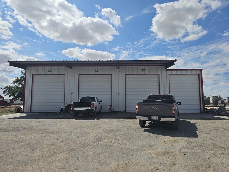 More Photos Of 11010 W Joan Dr, Odessa Warehouse For Lease