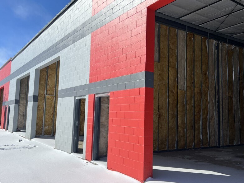More Photos Of 11 NW Frontage Rd, Fort Collins Showroom For Lease