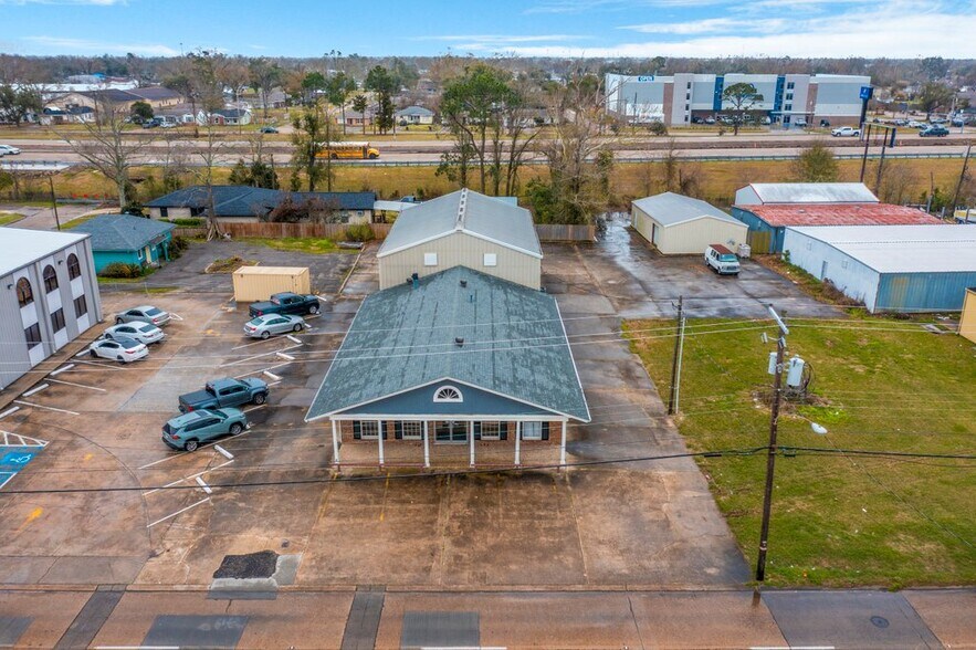 More Photos Of 622 E Prien Lake Rd, Lake Charles Light Manufacturing For Lease