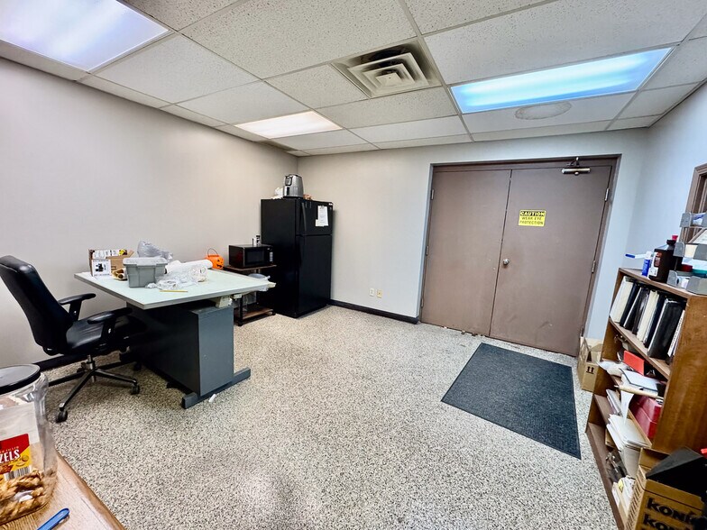 More Photos Of 3822 Victory Ave, Louisville Warehouse For Lease