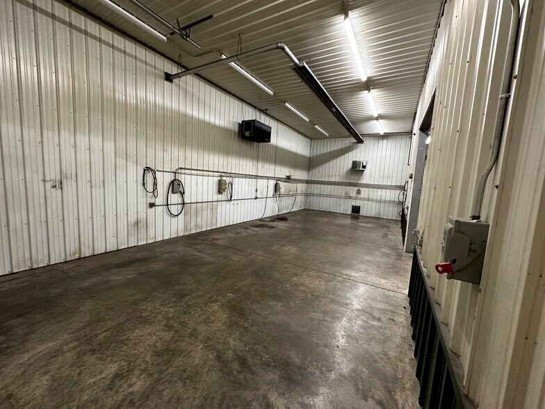 More Photos Of 139 Penn Manor Rd, Irwin Manufacturing For Lease