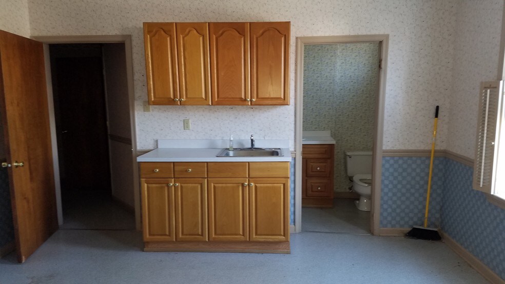 More Photos Of 600 Main St, Riverton Office For Sale