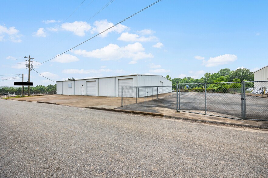 More Photos Of 39 N Madison Dr, Humboldt Showroom For Sale