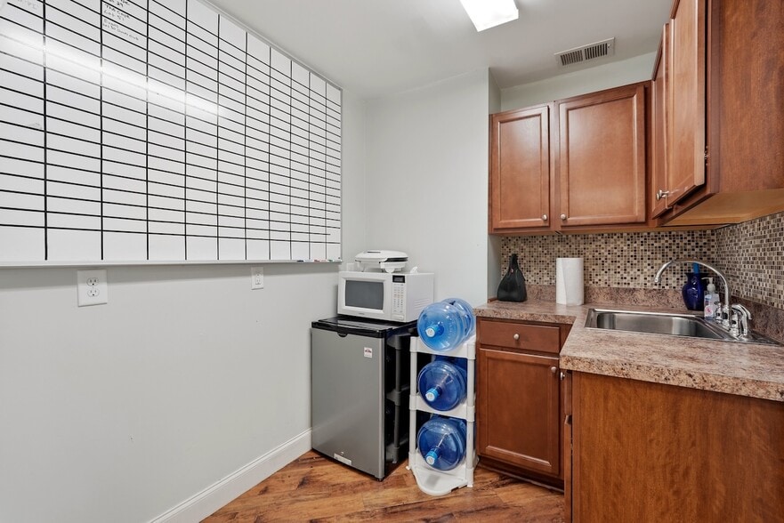More Photos Of 864 Kingswood Dr, Conway Flex For Sale
