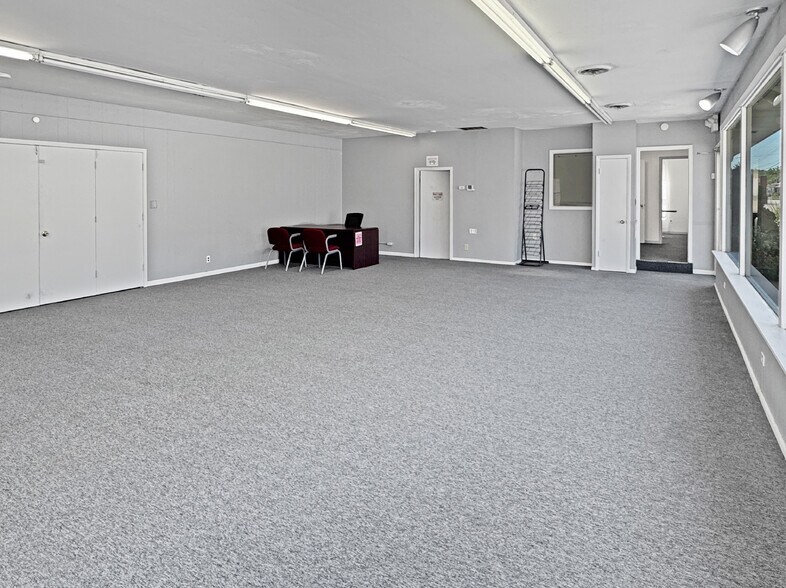 More Photos Of 129 E 5th St, Washington Showroom For Sale