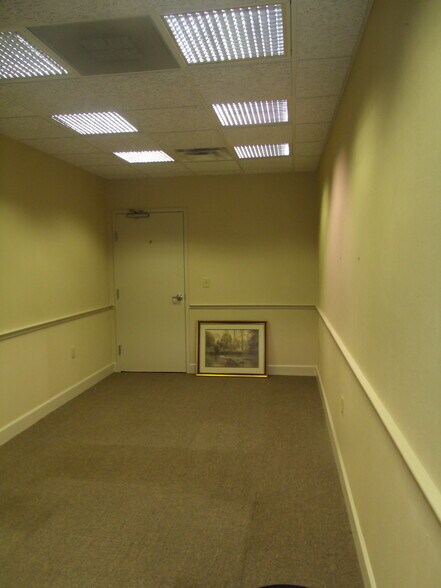 More Photos Of 411 Holmes St, Frankfort Light Distribution For Sale