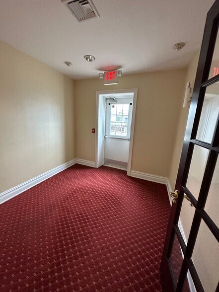 More Photos Of 25 Nassau Ln, Island Park Office For Lease