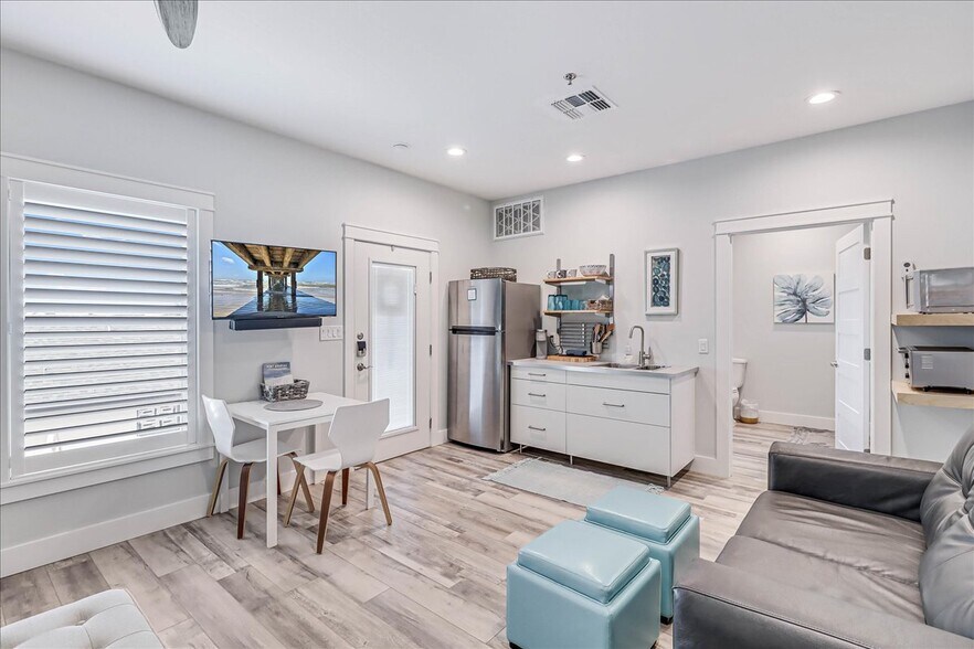 More Photos Of 121 Cut Off Rd, Port Aransas Office For Sale