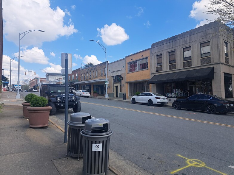 More Photos Of 410 S Spring St, Burlington Storefront Retail Office For Lease