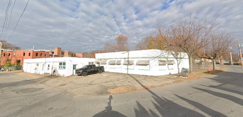 More Photos Of 154 Garden St, Poughkeepsie Showroom For Lease