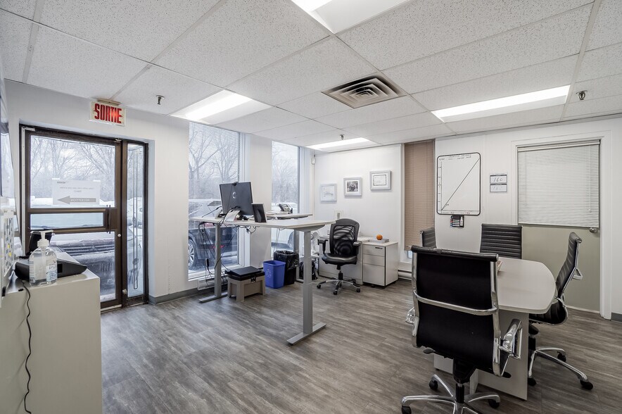 More Photos Of 650 Av Lee, Baie-d'Urfé Warehouse For Lease