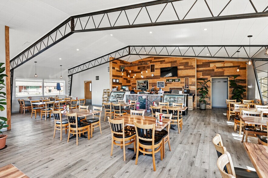 More Photos Of 91 E Main St, Bicknell Hotel For Sale