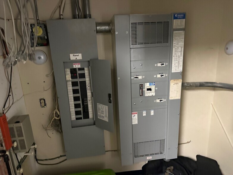 More Photos Of 325 Scarlett Blvd, Oldsmar Warehouse For Sale