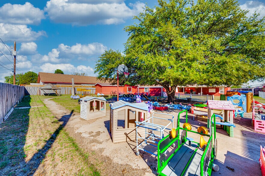 More Photos Of 1005 Austin St, Midland Storefront For Sale