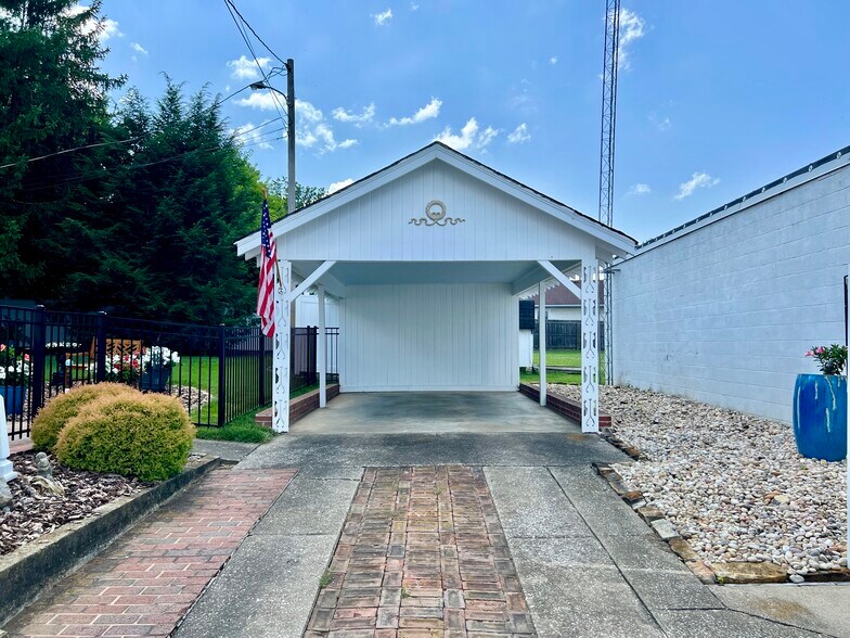 More Photos Of 210 S College St, Franklin Office For Sale