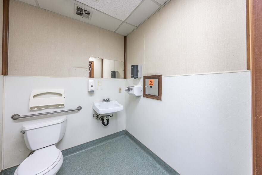 More Photos Of 927 O St, Firebaugh Healthcare For Sale