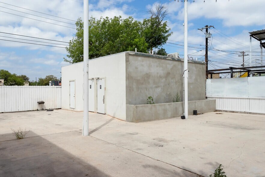 More Photos Of 312 S 17th St, McAllen Bar For Sale