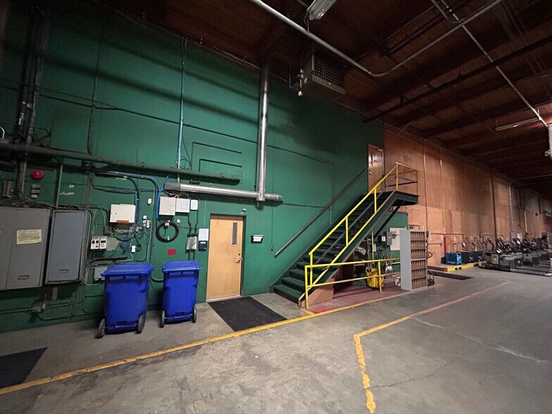 More Photos Of 10675 N Lombard St, Portland Distribution For Lease