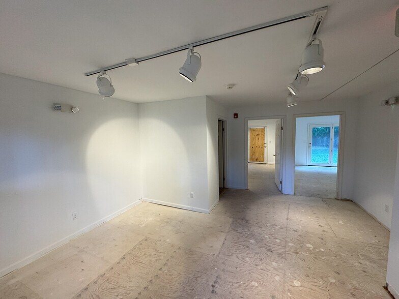 More Photos Of 584 State Rt 17, Ridgewood Office Residential For Lease