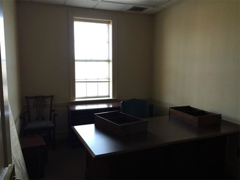 More Photos Of 102 E Main St, Cartersville Bank For Lease